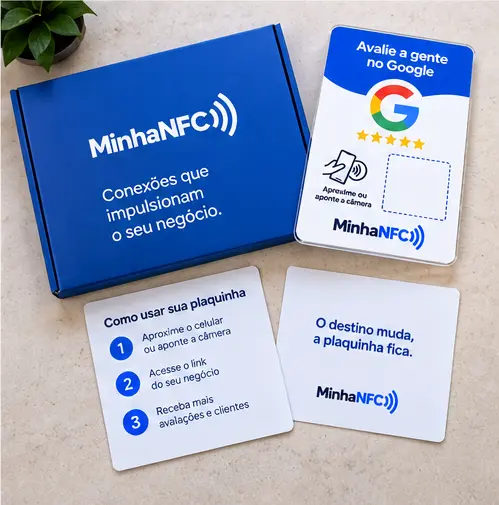 Caixa da Minha NFC com a plaquinha, o cartão “Como usar sua plaquinha” e o cartão “O destino muda, a plaquinha fica”