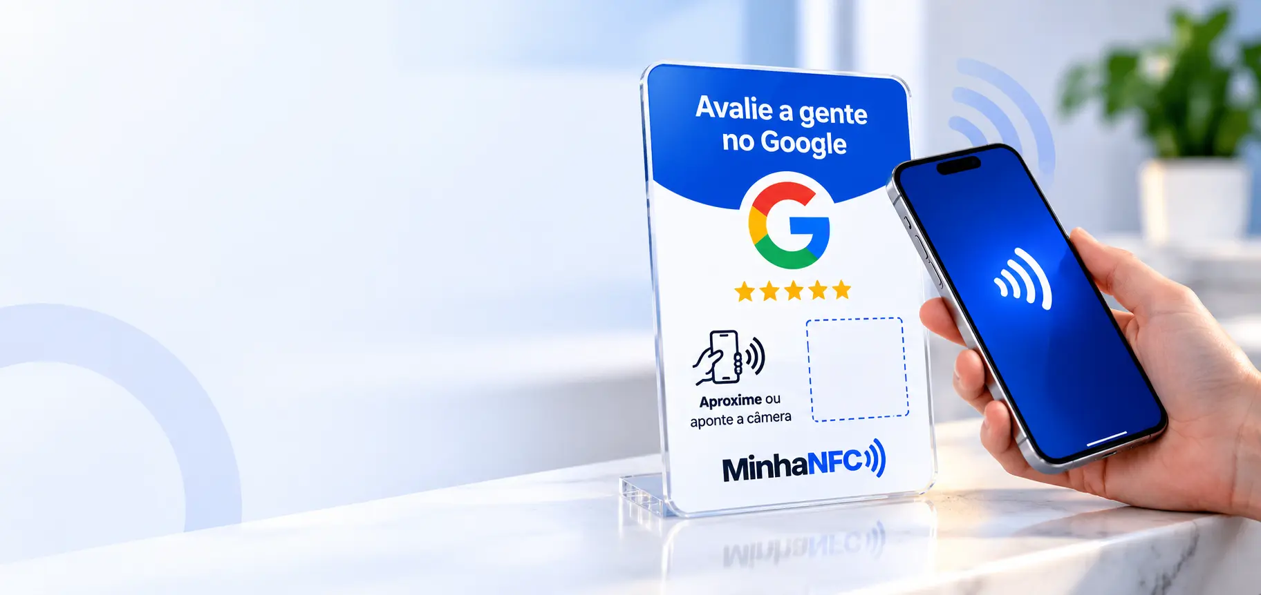Celular sendo aproximado de uma plaquinha Minha NFC “Avalie a gente no Google” sobre um balcão claro