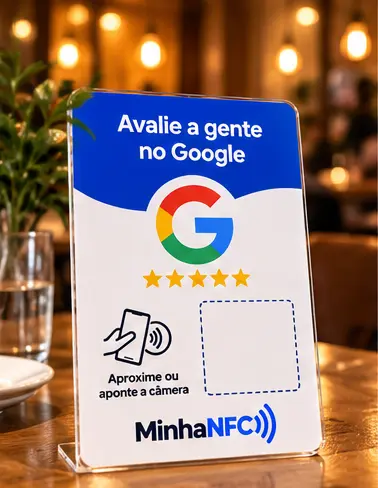 Plaquinha “Avalie a gente no Google” sobre a mesa de um restaurante
